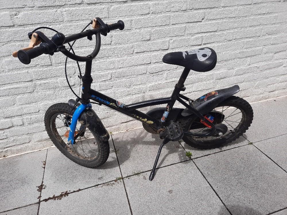 STOER JONGENSFIETSJE ZWART-BLAUW, Fietsen en Brommers, Fietsen | Jongens, Ophalen, Gebruikt, Handrem, PIRA BIKE