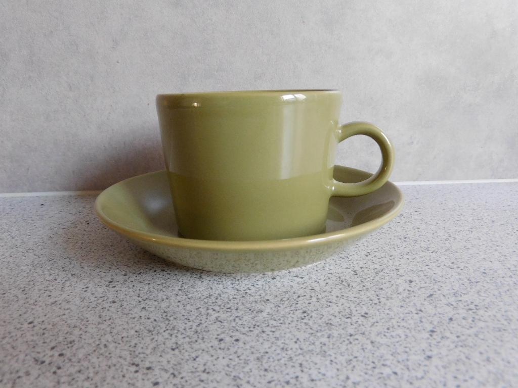 Kop en schotel Teema Olijfgroen Iittala, Huis en Inrichting, Keuken | Servies, Ophalen of Verzenden, Zo goed als nieuw, Overige stijlen
