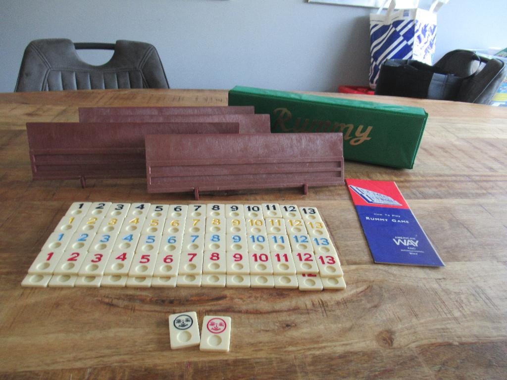 Groot spel Rummy Rummykub Classic Rummikub in koffer., Hobby en Vrije tijd, Gezelschapsspellen | Bordspellen, Ophalen of Verzenden