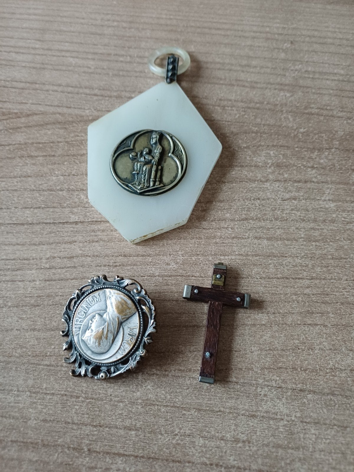 Antieke Wieg Medaille, Broche & Kruisje - Jaren '40, Ophalen of Verzenden