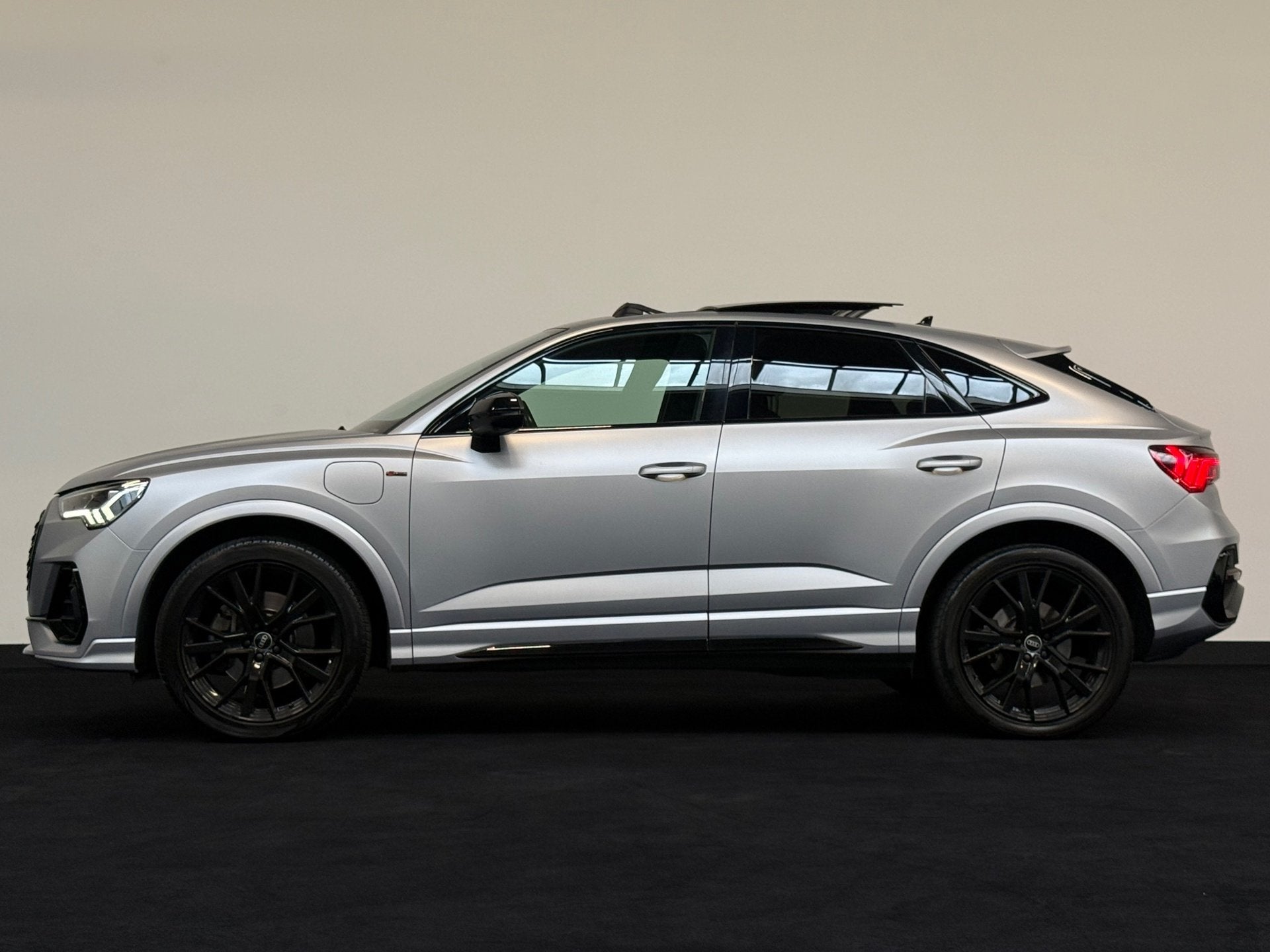 Audi Q3 Sportback 45 TFSI e S-Line ACC Pano 360 Sonos Memory, Auto's, Dealer onderhouden, Gebruikt, Zwart, Met garantie (alle)