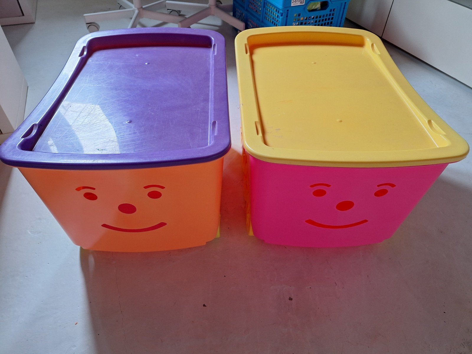 2 vrolijke grote opbergboxen met wieltjes en deksel, Ophalen, Gebruikt, Jongen of Meisje