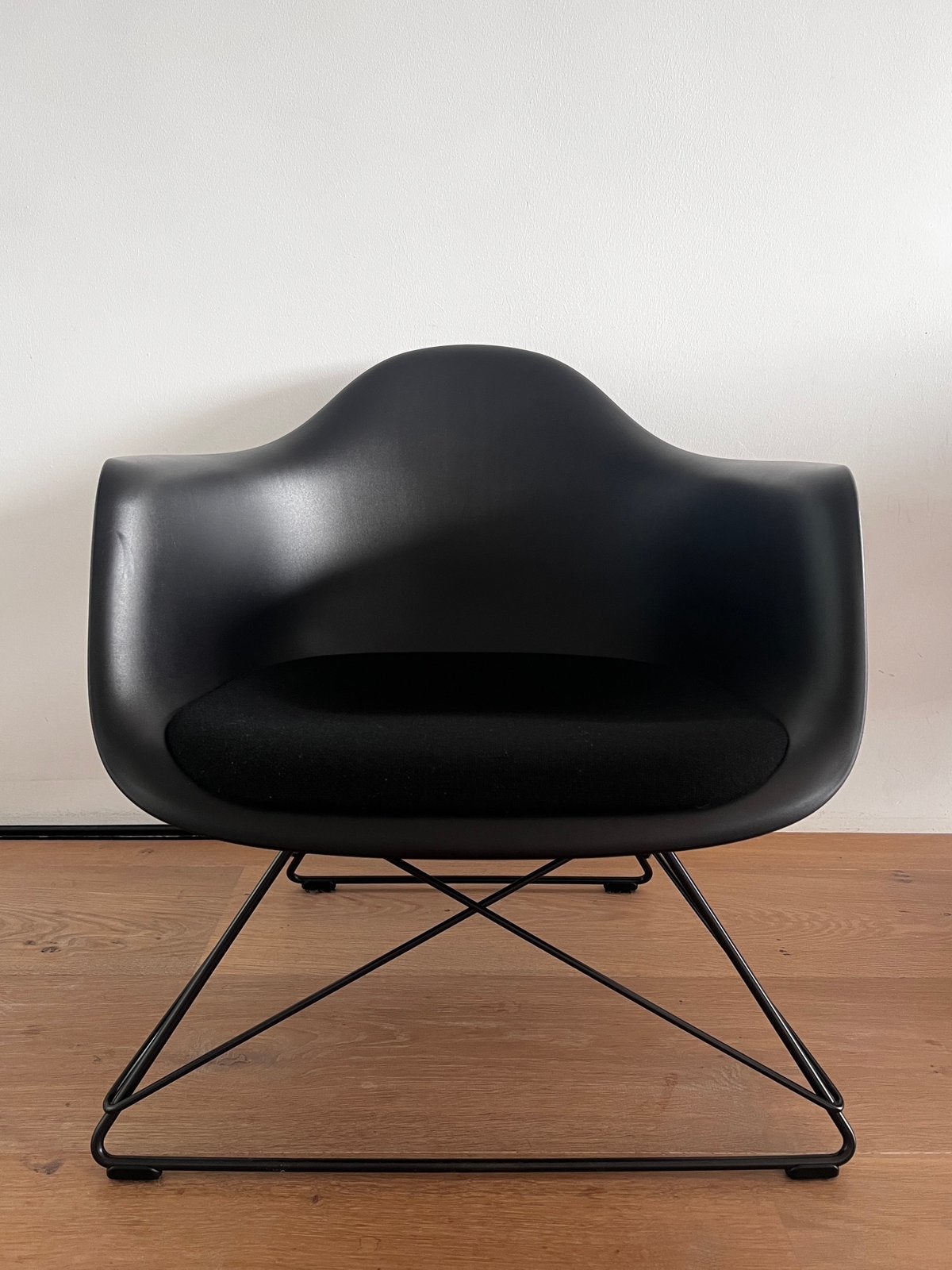 Originele Vitra Eames LAR fauteuil - met Hopsak zitkussen, Ophalen, Zo goed als nieuw, Stof, 50 tot 75 cm