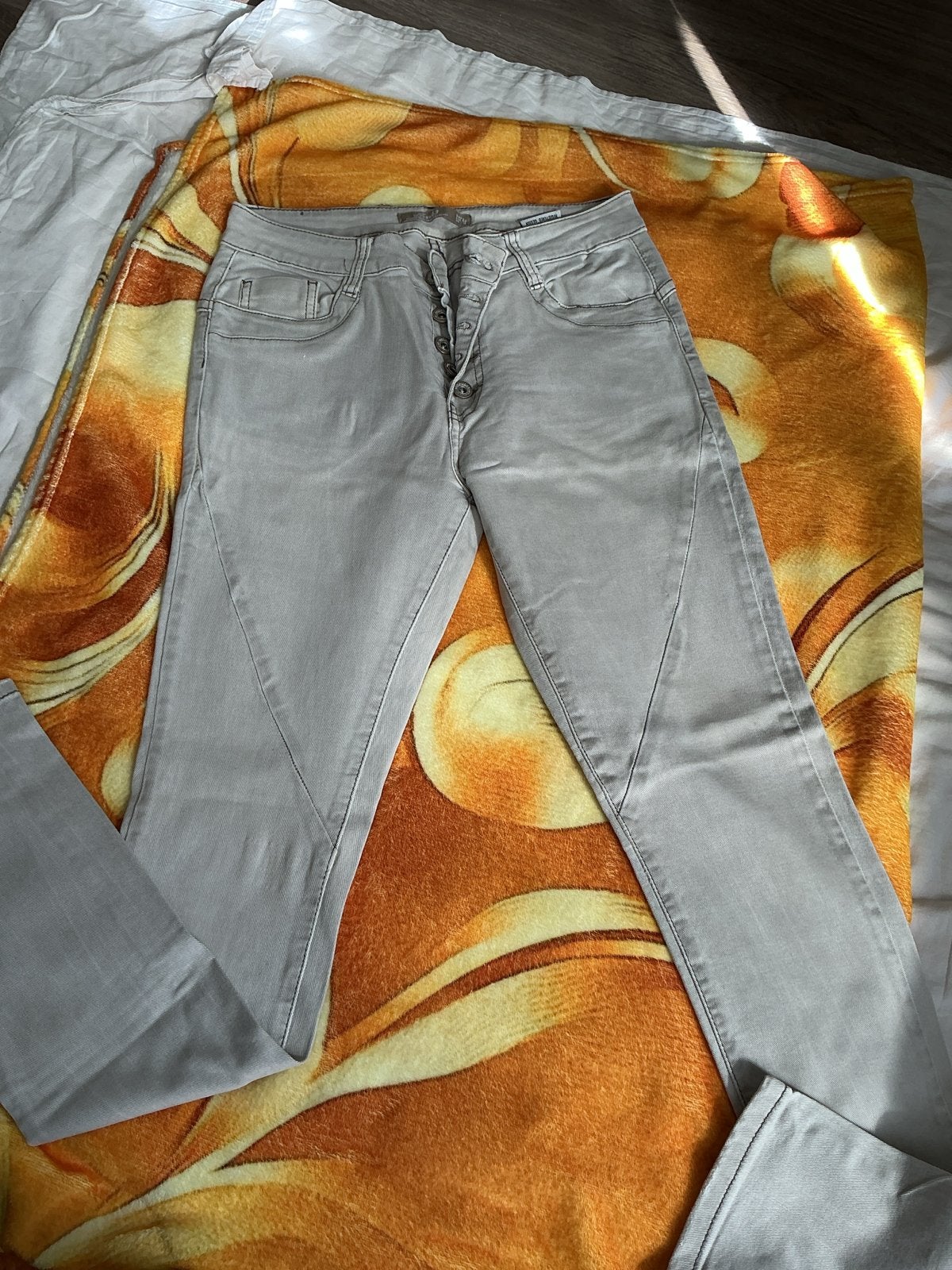 Grijze jeans met knoopsluiting maat L Toxik, Ophalen of Verzenden, Gedragen, Grijs, W30 - W32 (confectie 38/40)