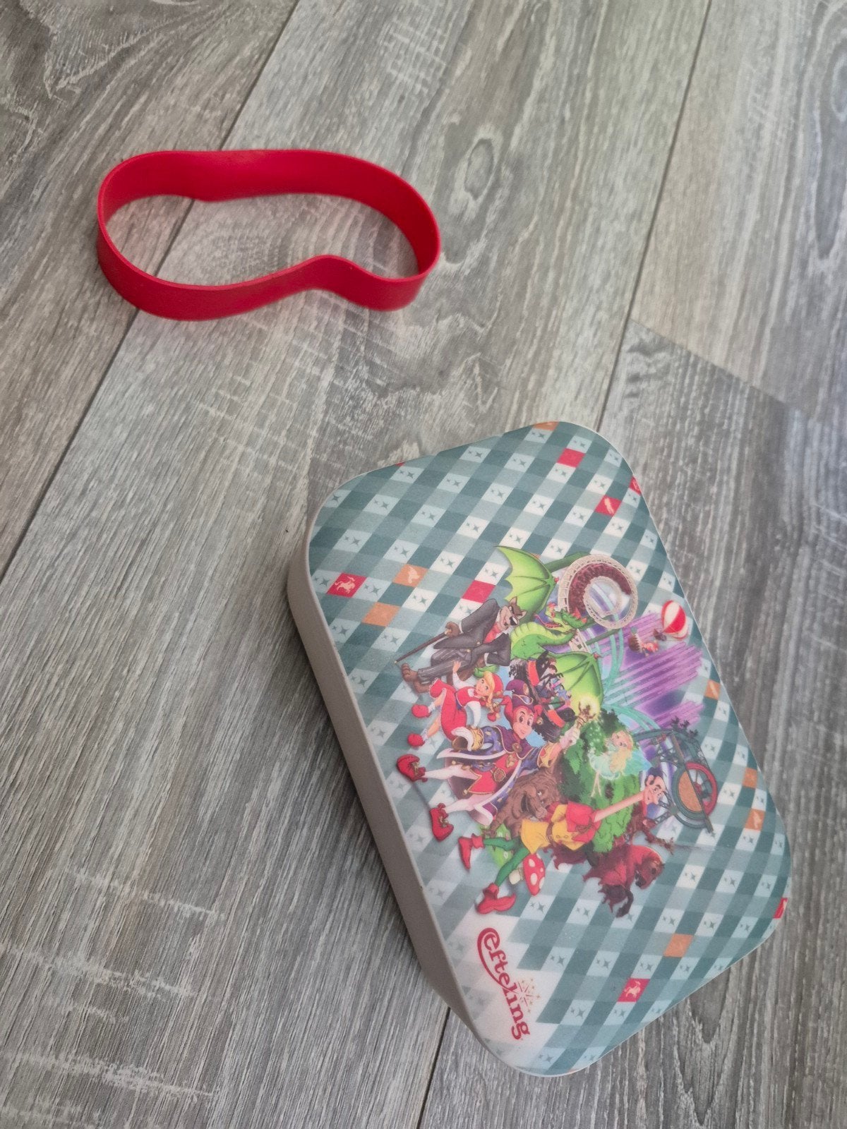 Efteling Bamboe Broodtrommel met Rood Elastiek, Huis en Inrichting, Gebruikt, Ophalen of Verzenden, Natuurlijk materiaal, Overige merken