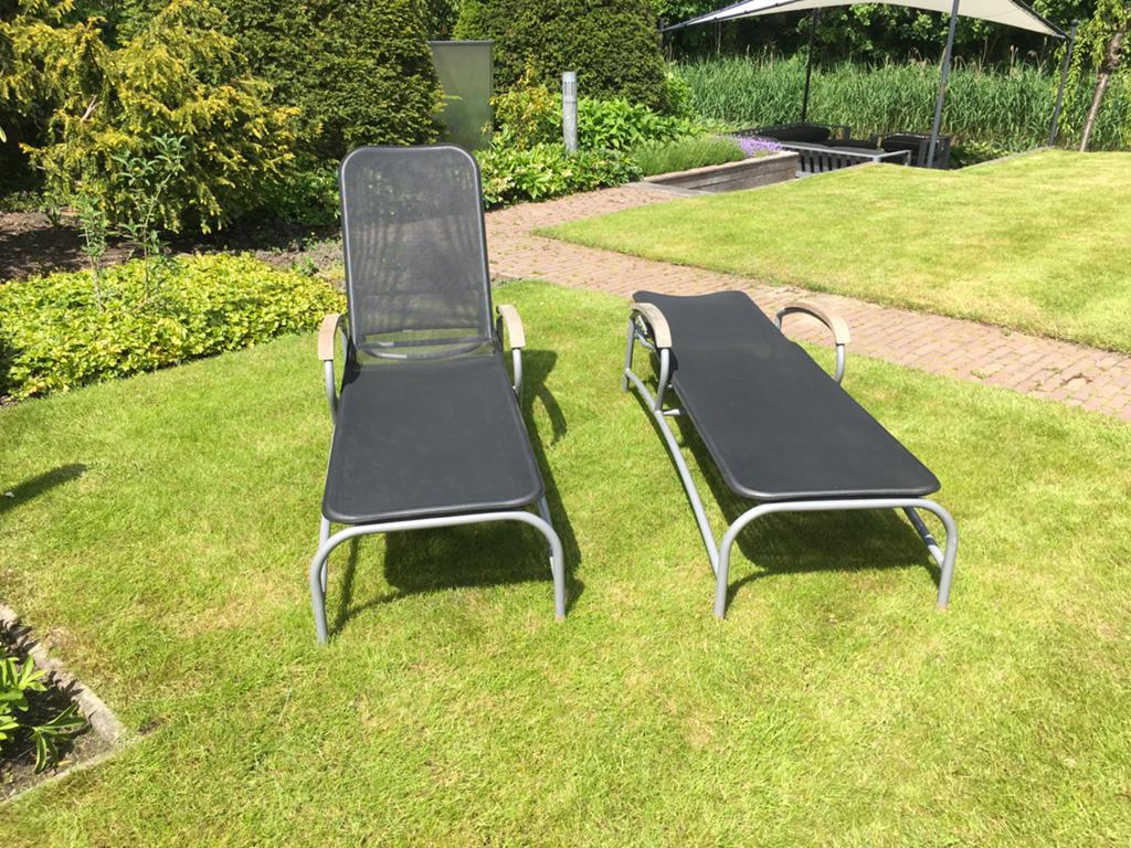 Set van 2 verstelbare ligbedden voor de tuin of terras, Tuin en Terras, Ligbedden, Ophalen of Verzenden, Zo goed als nieuw, Metaal