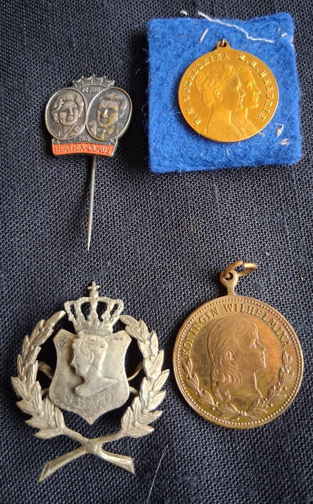 Voorwerpen Oranjehuis, Verzamelen, Verzenden, Zo goed als nieuw, Nederland, Postzegel(s) of Munt(en)