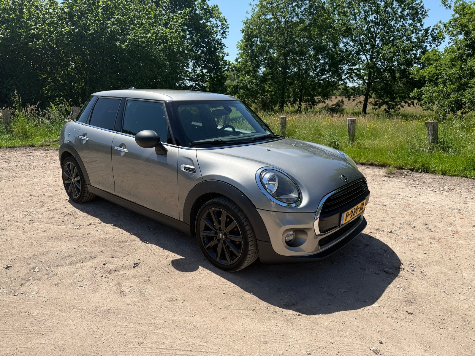 Mini 5-deurs (f55) 1.5 102pk 2019 Grijs /CARPLAY/ 2E EIG, Voorwielaandrijving, Stof, Zwart, Beige