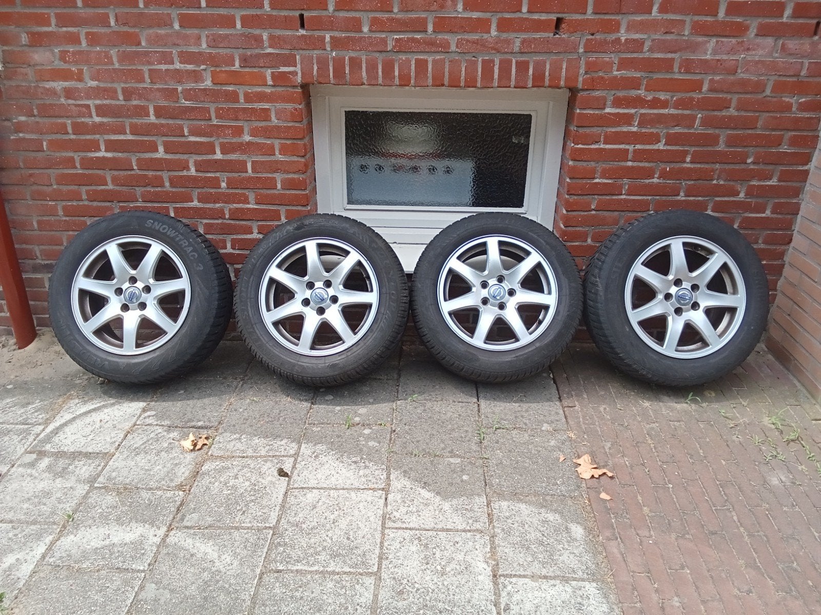 Te koop Volvo v70 velgen met Winterbanden, Ophalen