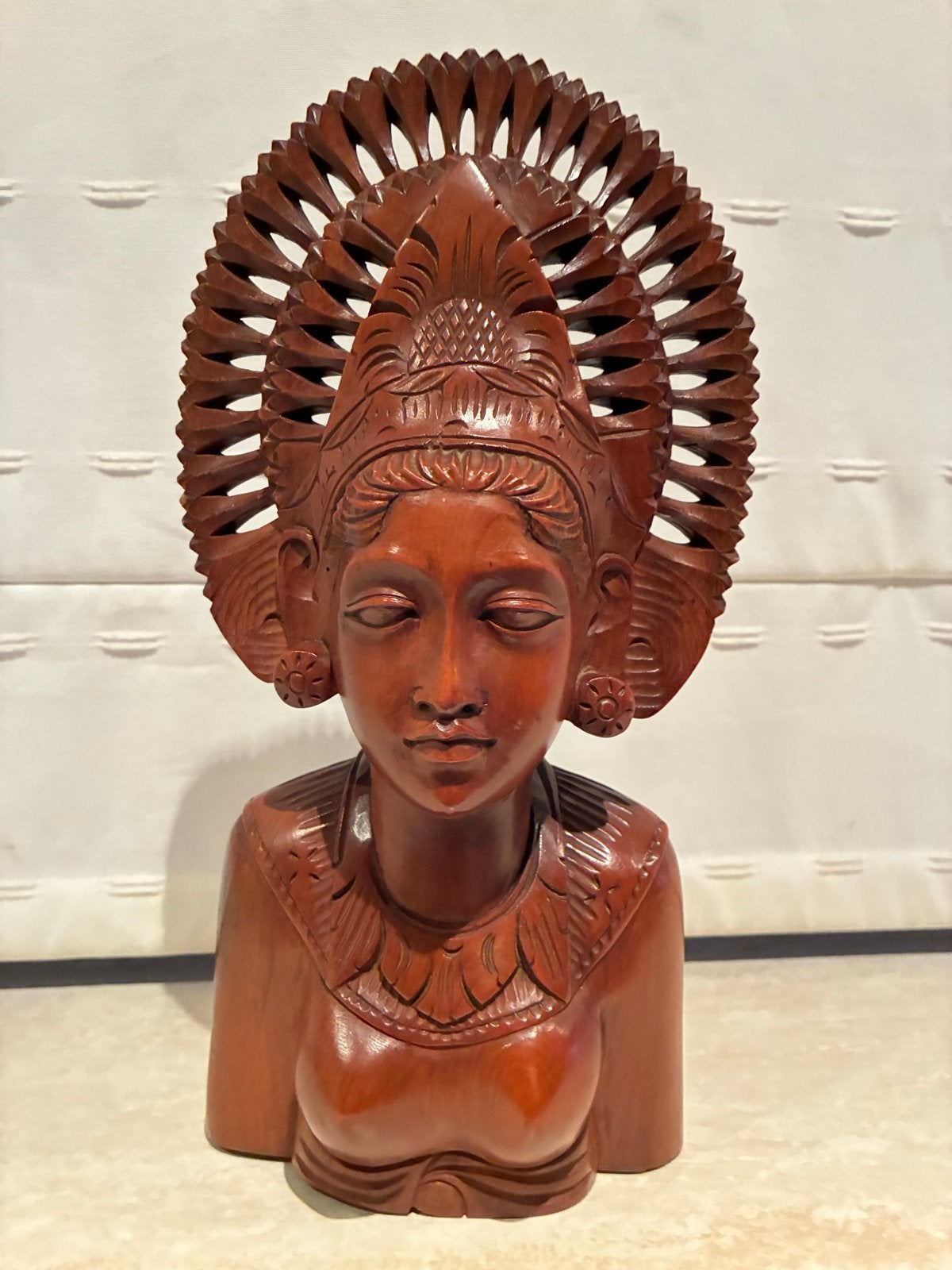 Houtsnijwerk Buste Indonesische Vrouw - 25 cm, Antiek en Kunst, Buste, Ophalen of Verzenden, Handgemaakt, 20 - 50 cm