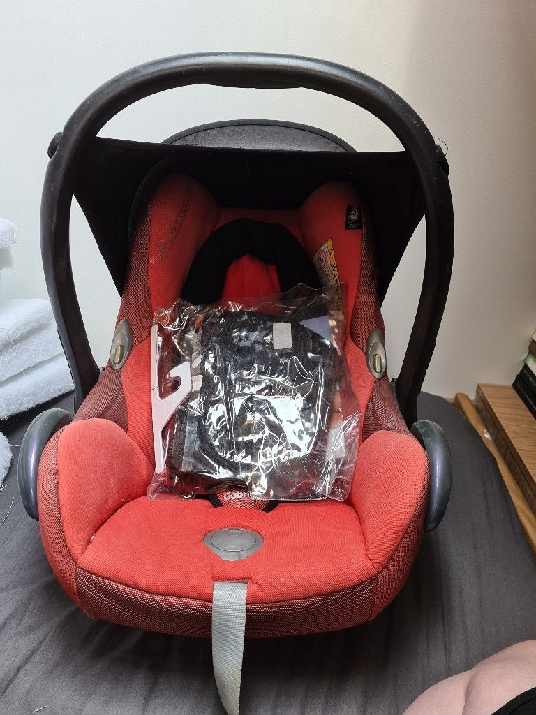 Rode maxi cosi maxicosi met verkleiner en aerosleep aerop, Kinderen en Baby's, Autostoeltjes, Ophalen, Autogordel, Zo goed als nieuw