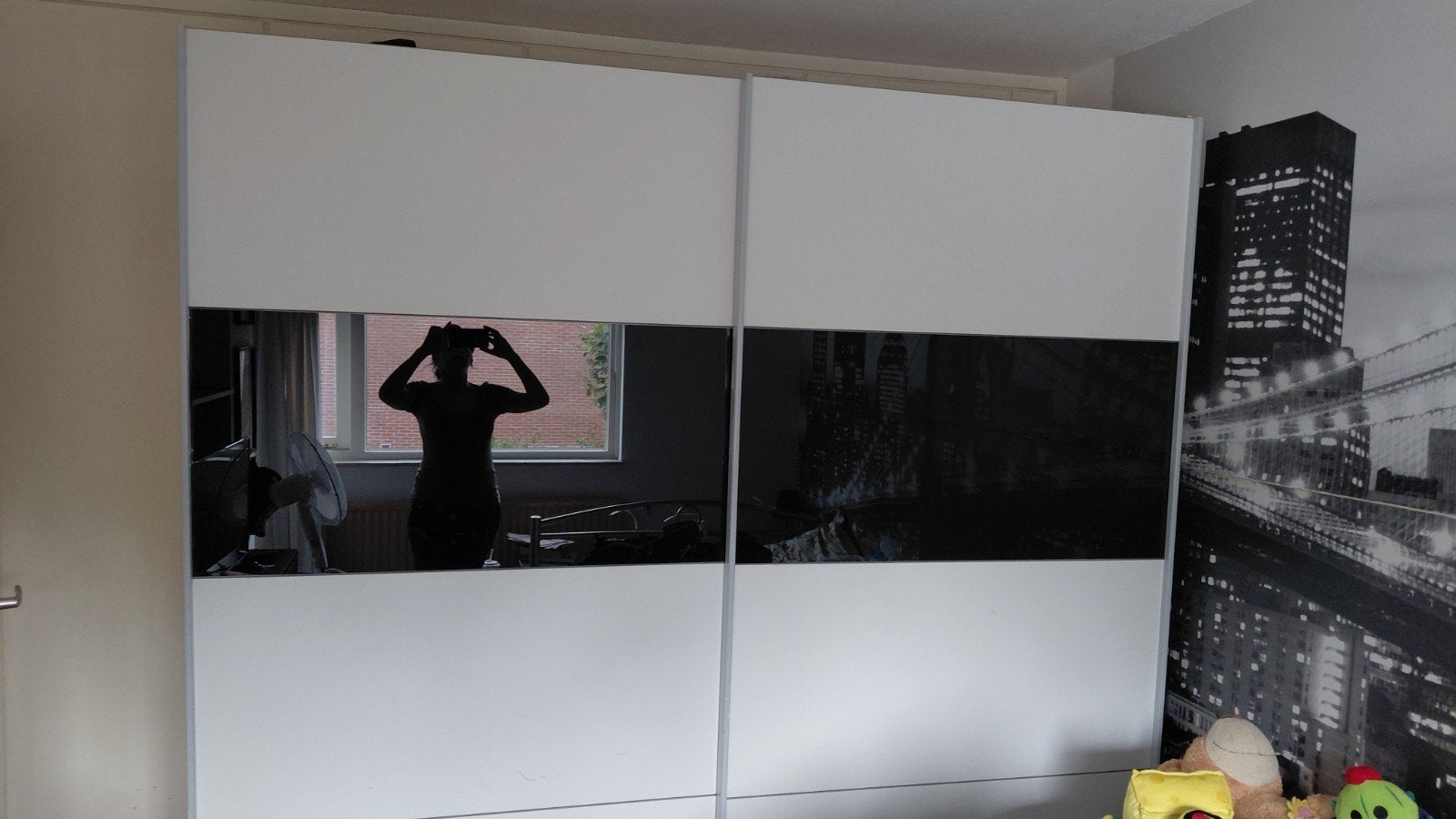 Kledingkast met schuifdeuren - Wit/Zwart, Ophalen, Met deur(en), Gebruikt, 200 cm of meer