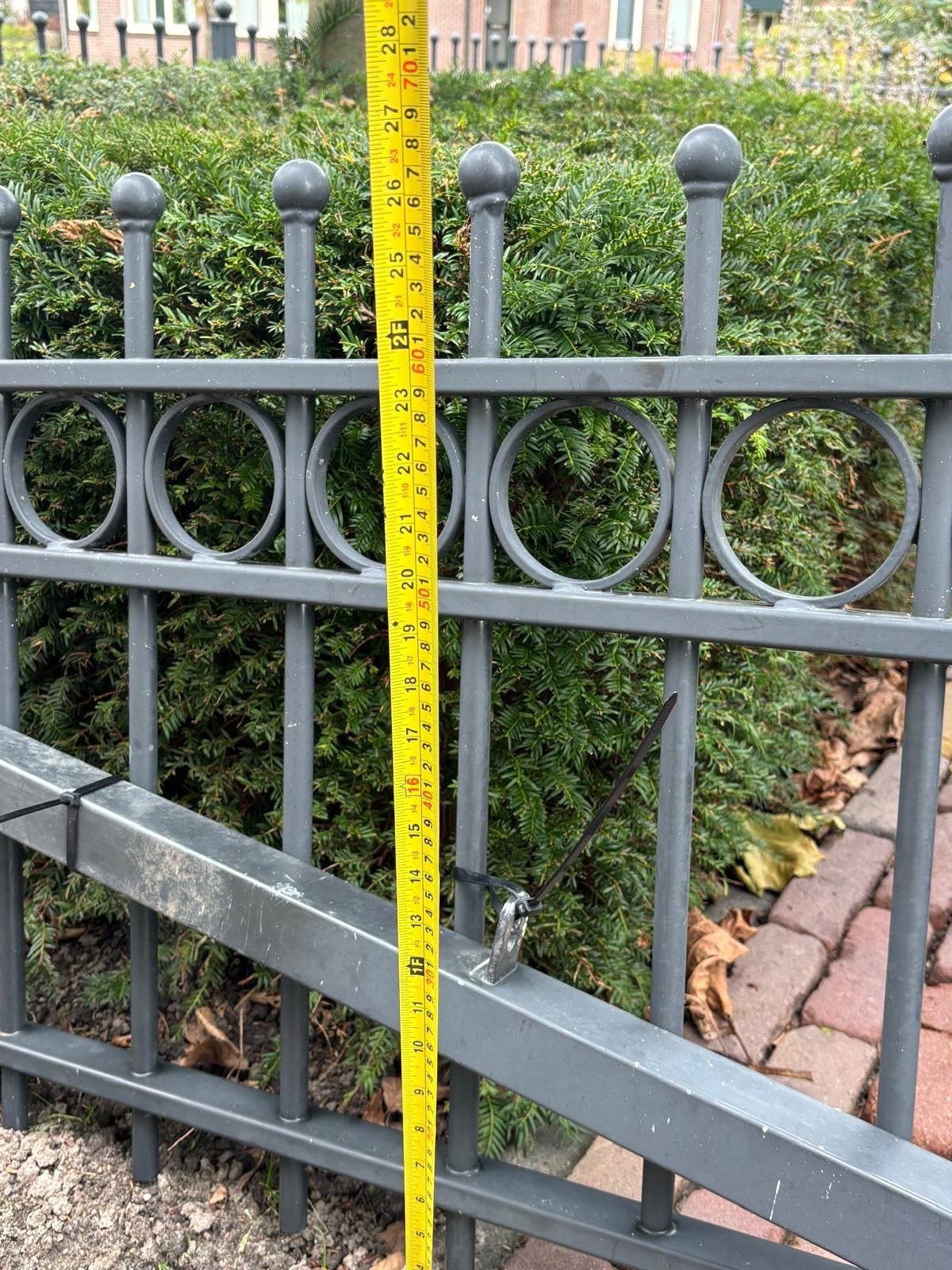 Smeedijzer hekwerk met poortje met kindersluiting., Tuin en Terras, Ophalen, Met poort, Zo goed als nieuw, Sierhekwerk