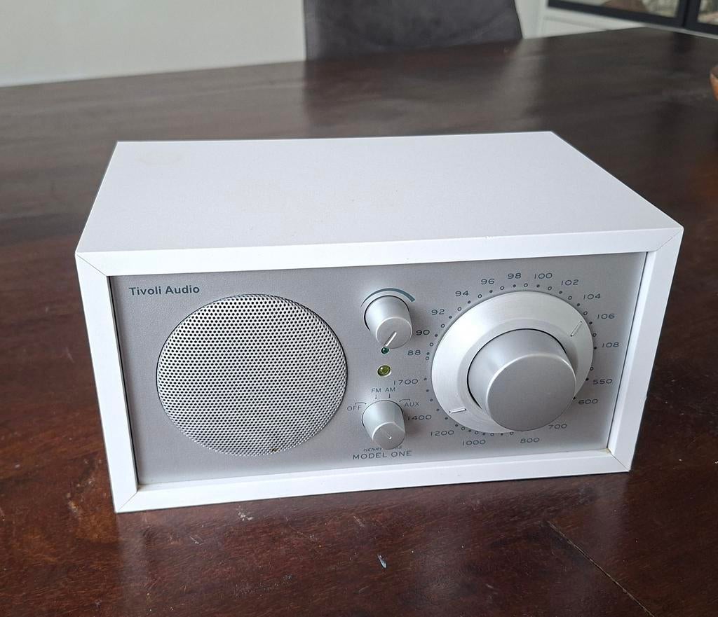 TIVOLI radio model one Henry Kloss, wit., Ophalen of Verzenden, Gebruikt, Metaal of Aluminium