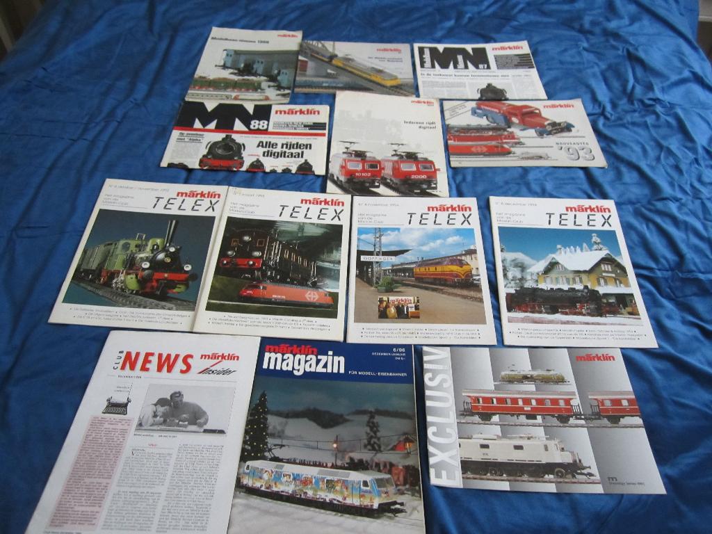 folders Marklin 13 stuks jaren 80 en 90, Wisselstroom, Zo goed als nieuw, Märklin, Boek, Tijdschrift of Catalogus