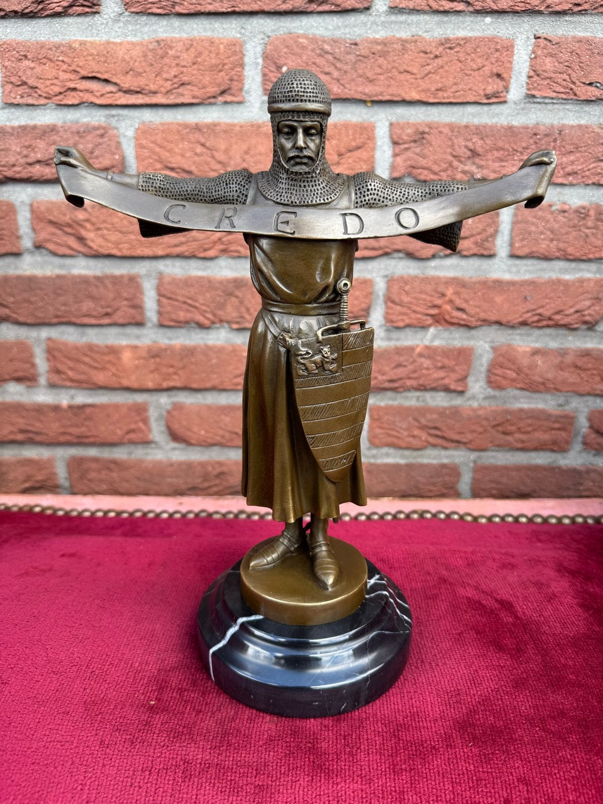bronzen pracht beeld van een ridder, “CREDO”, Brons, 20 - 50 cm, Beeld, Bruin