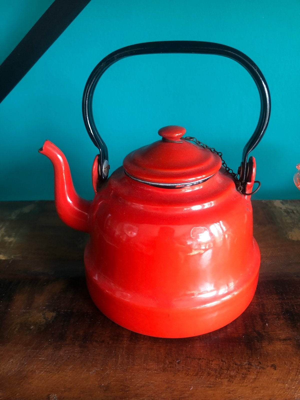 Decoratieve rode emaille theepot, Ophalen