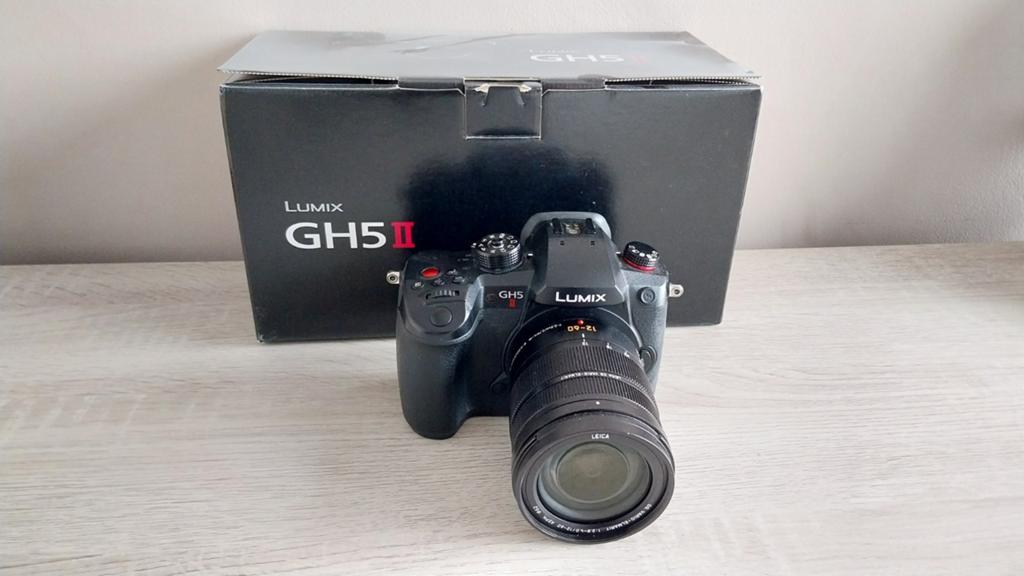 Te koop: Panasonic Lumix GH5 II + 2 lenzen + accessoires, Audio, Tv en Foto, Fotocamera's Digitaal, Ophalen of Verzenden, Zo goed als nieuw