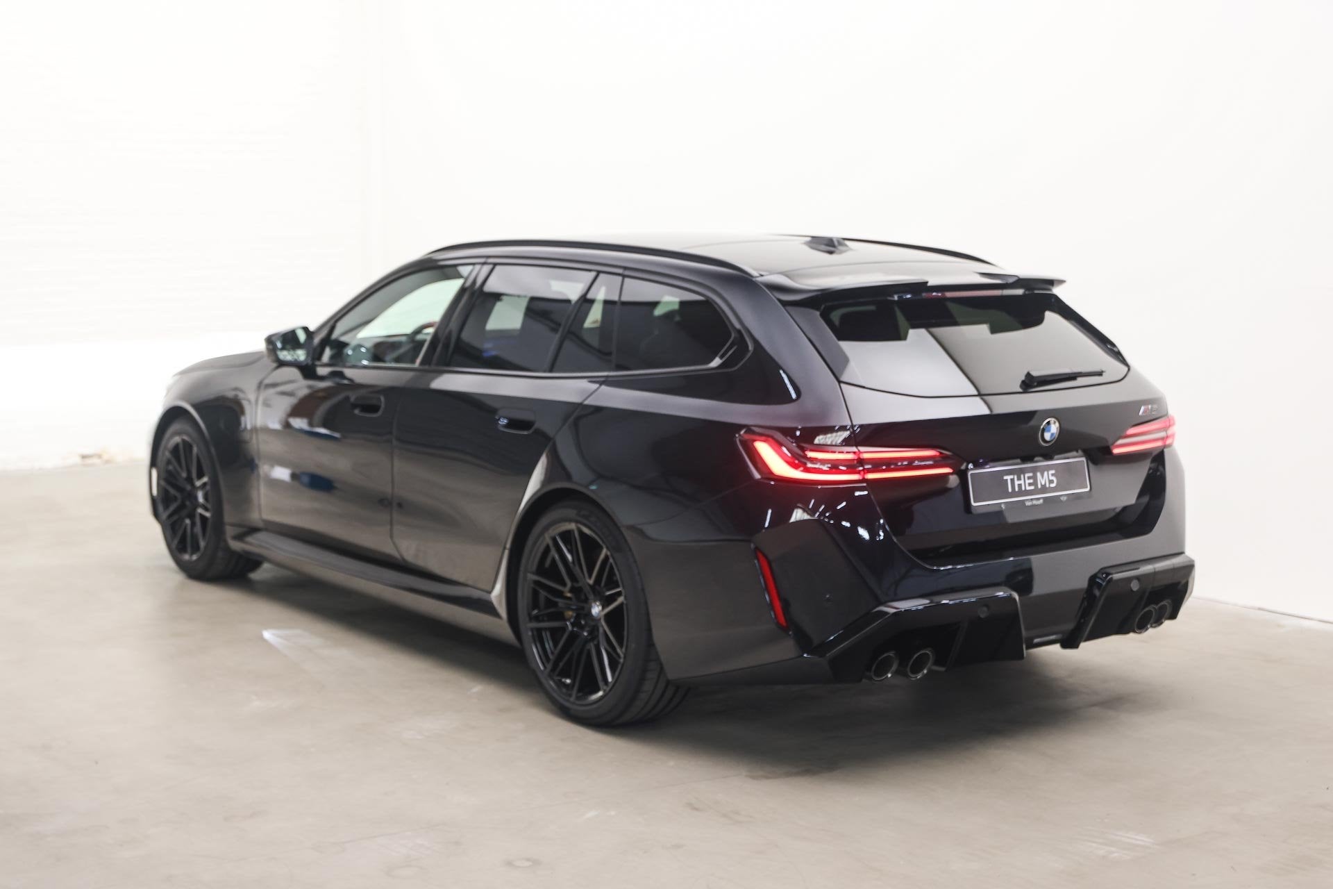 BMW M5 Touring Automaat / Panoramadak / M Drive Professional, 4395 cc, Zwart, Leder, Hybride Elektrisch/Benzine