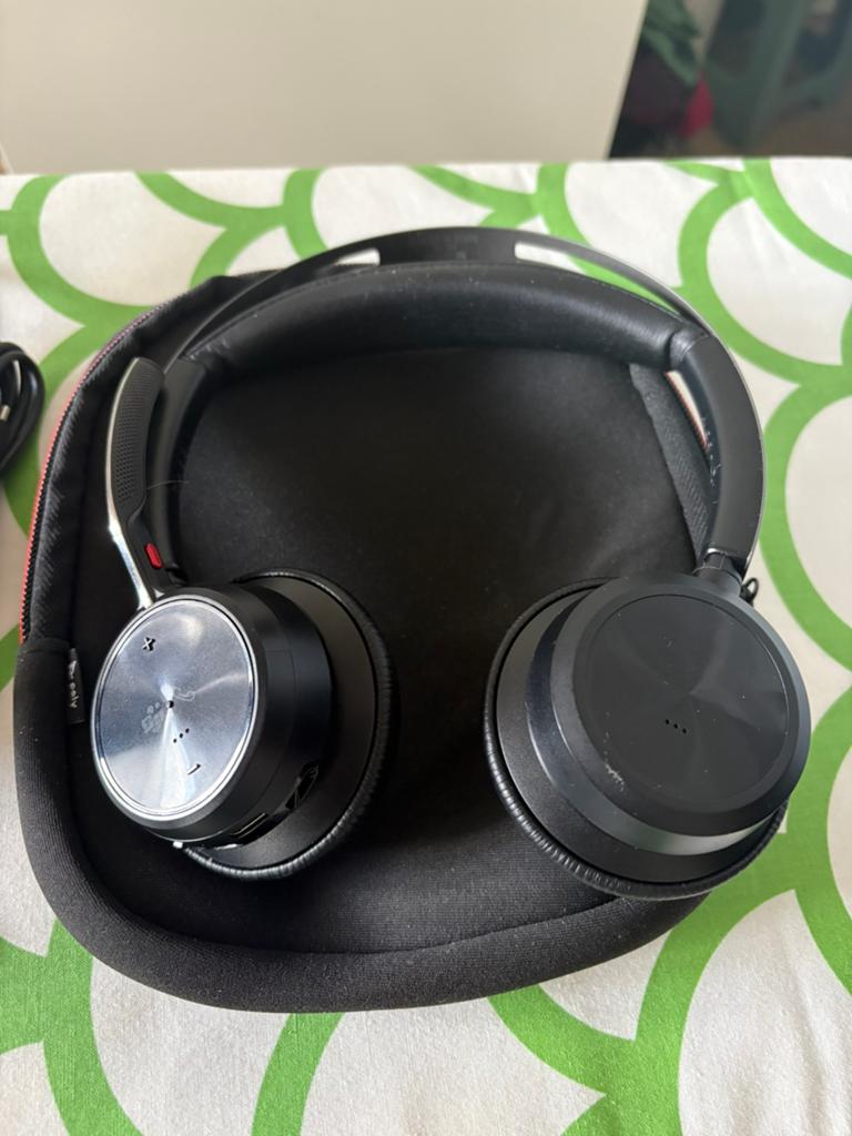 Poly Voyager Focus 2 met oplaad standaard, Ophalen of Verzenden, Zo goed als nieuw, Overige merken, Draadloos