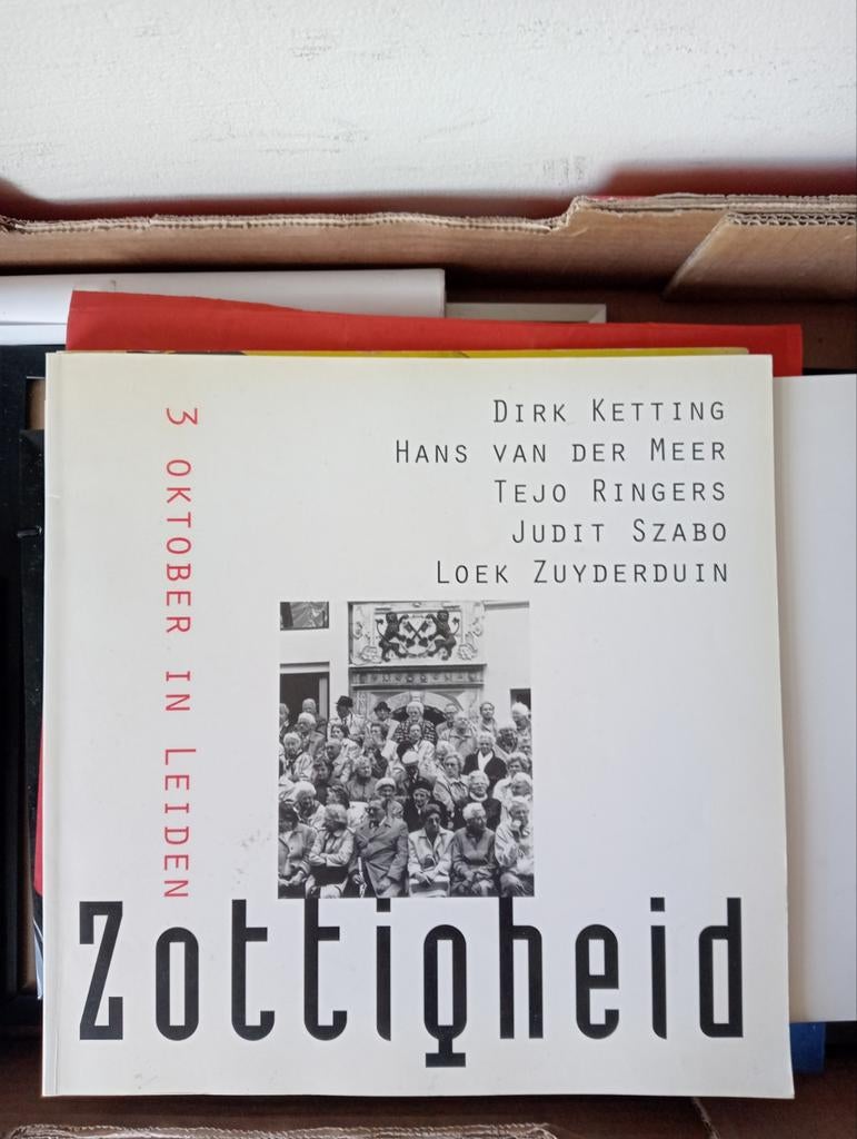 Zottigheid - 3 Oktober in Leiden (gesigneerd), Ophalen of Verzenden, Zo goed als nieuw, Fotografie algemeen