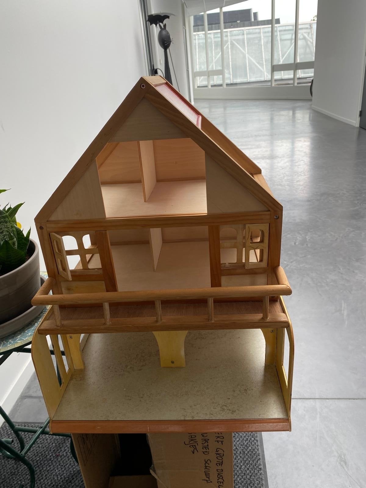 Houten poppenhuis met meubels en poppen, Ophalen, Gebruikt, Poppenhuis