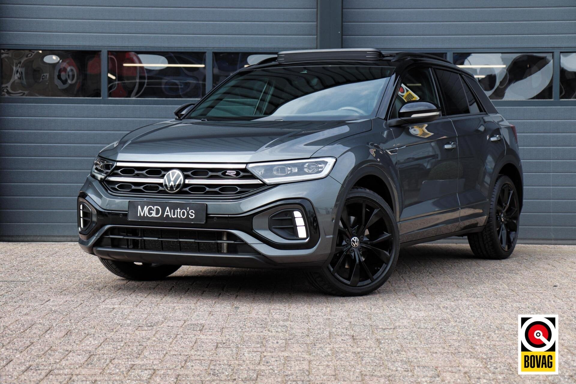 Volkswagen T-Roc 1.5 TSI 3x R-Line|IQ-LIGHT|PANO|CAMERA|MEMO, Auto's, 1258 kg, 4 cilinders, Leder en Stof, Bedrijf