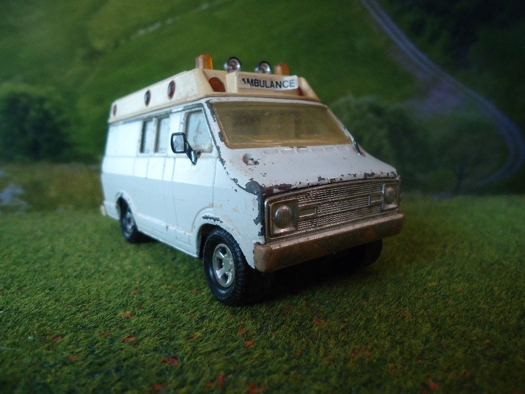 1:36 1978 Dodge Ram Van ex-ambulance - Matchbox Super Kings, Hobby en Vrije tijd, Ophalen of Verzenden, Gebruikt, Bus of Vrachtwagen