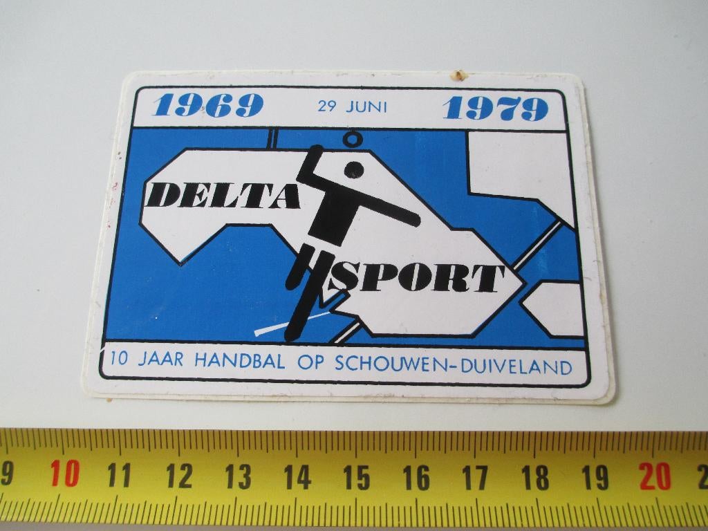 sticker Schouwen Duiveland DELTA SPORT Handbal 1969 - 1979, Ophalen, Zo goed als nieuw