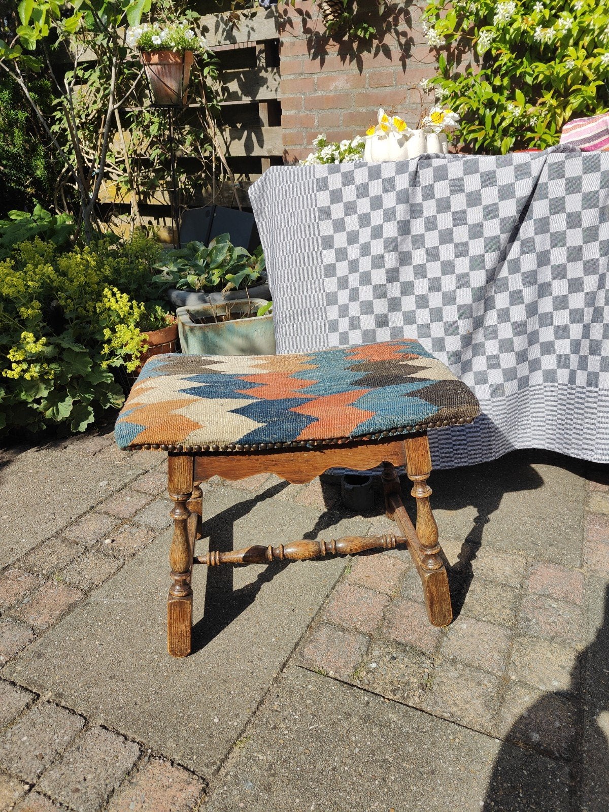 Oud houten krukje met Kelim stof blauw bruin, Ophalen of Verzenden, Gebruikt, Hout