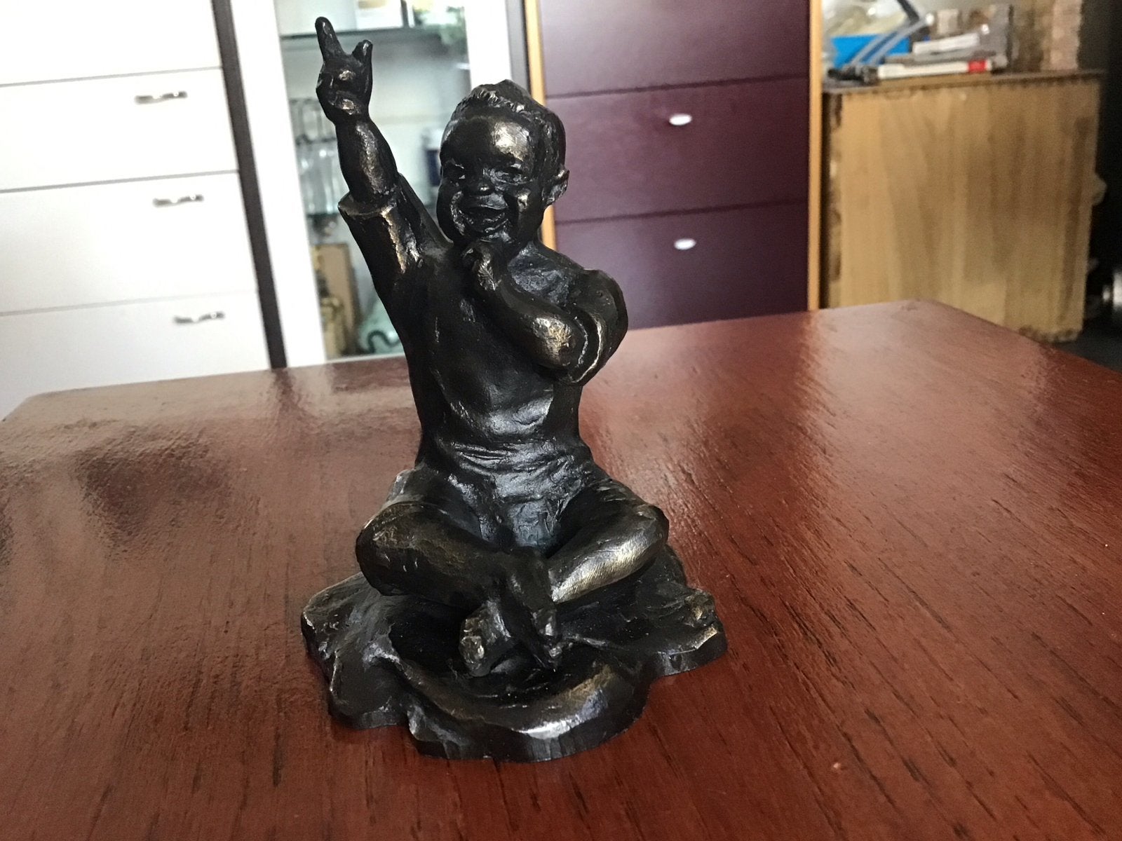 Bronzen beeldje lachend kindje - 9 cm hoog, Overige onderwerpen, Minder dan 20 cm, Ophalen of Verzenden, Brons