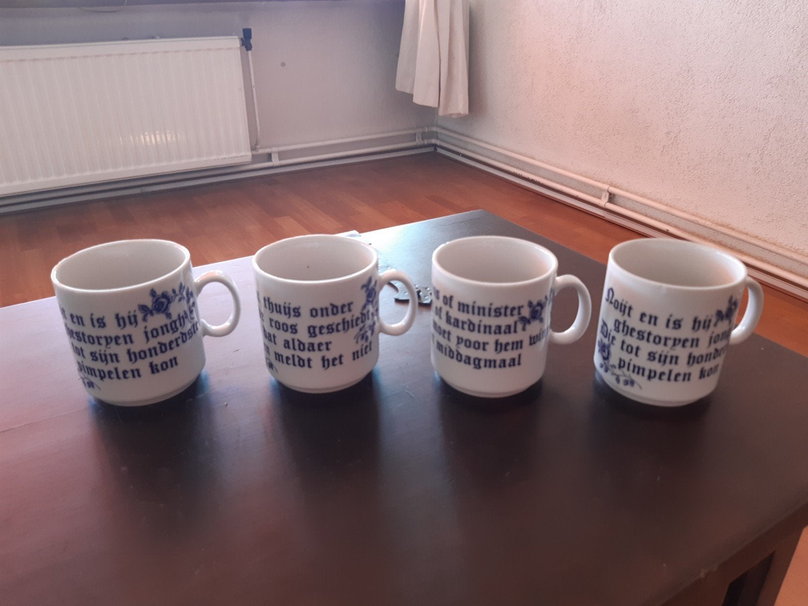 Set van 4 leuke mokken met verschillende spreuken., Ophalen of Verzenden, Zo goed als nieuw, Overige stijlen, Kop(pen) en/of Schotel(s)