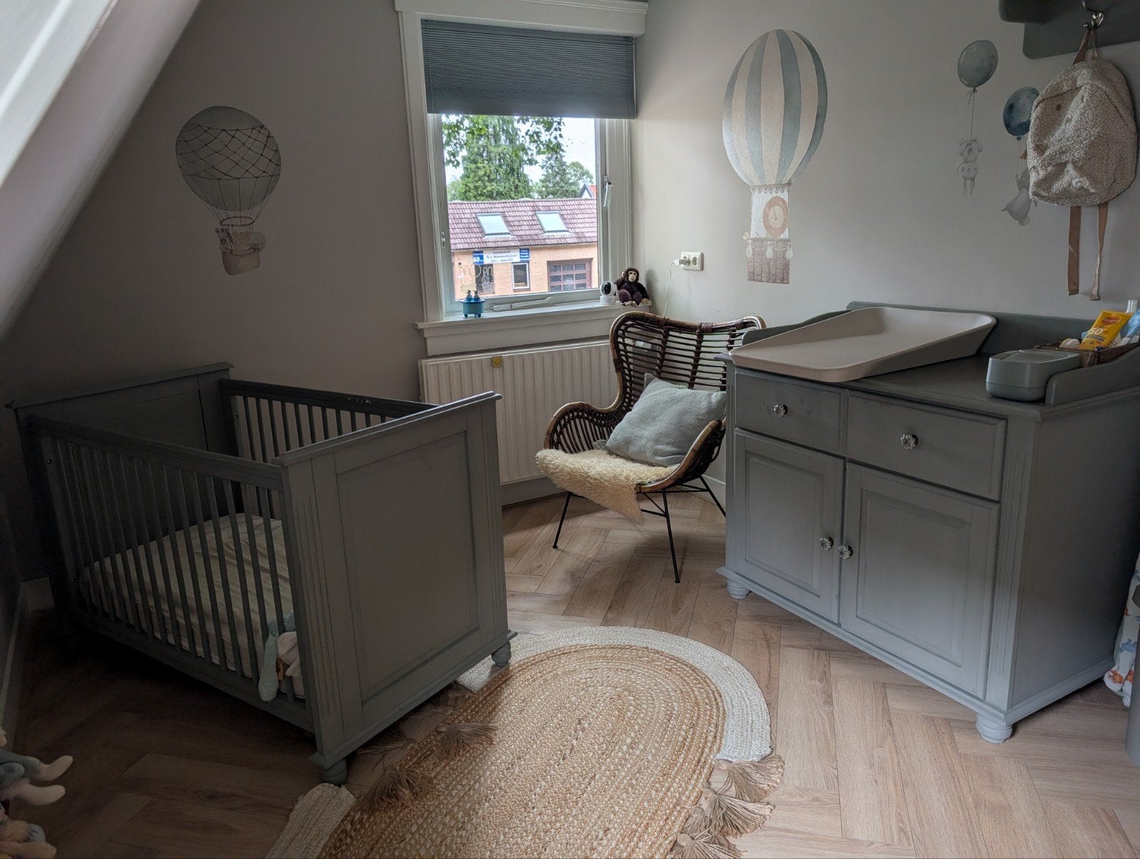Houten commode en ledikant, Huizen en Kamers, Kamers te huur