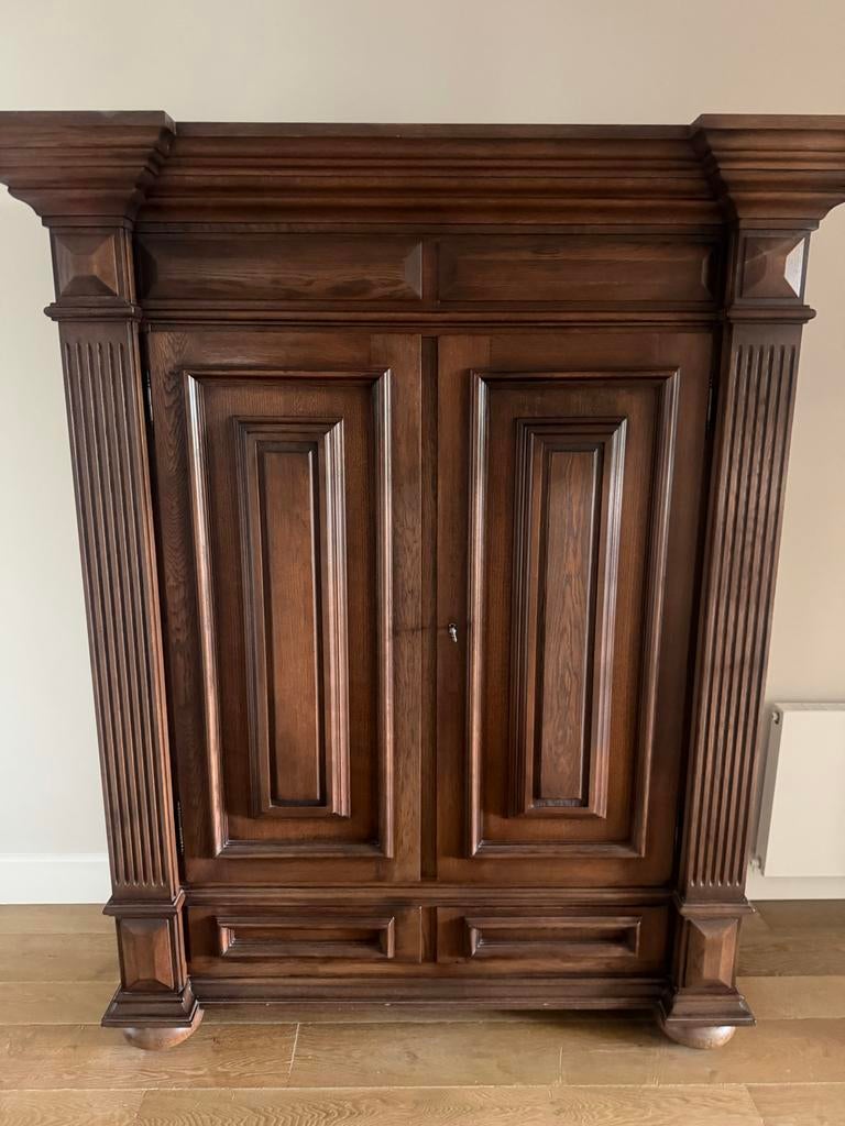 Prachtige massief houten kast met klassieke details, Antiek en Kunst, Antiek | Meubels | Kasten, Ophalen