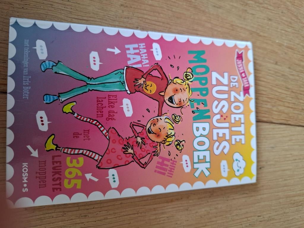 De Zoete Zusjes Moppenboek - 365 Leuke Moppen, Boeken, Ophalen of Verzenden, Zo goed als nieuw, Janna & Saar, Fictie