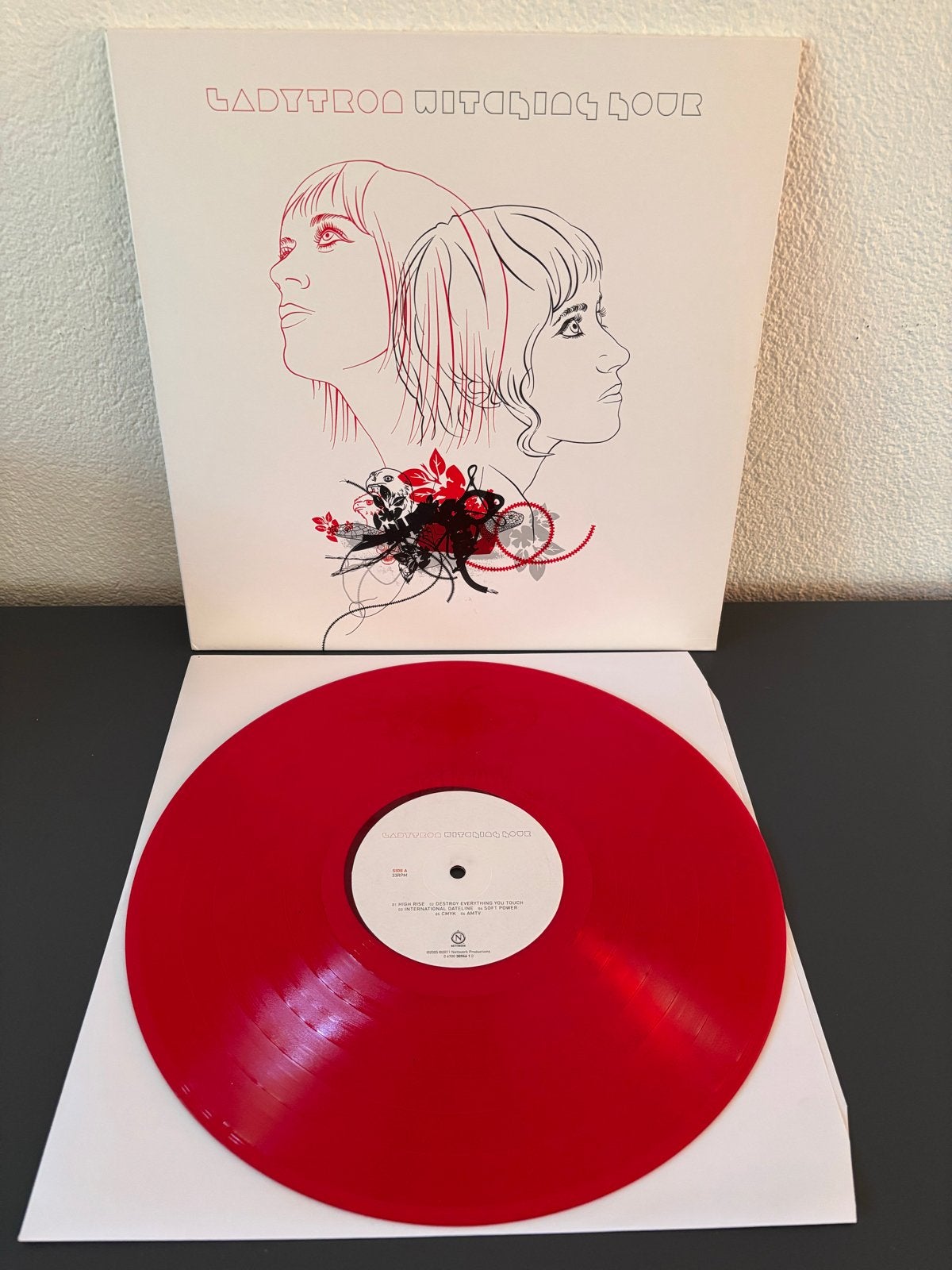 Ladytron - Witching Hour (LP) Red Limited Edition, Cd's en Dvd's, Vinyl | Pop, Inclusief binnenhoes, 2010 - 2019, Ophalen of Verzenden