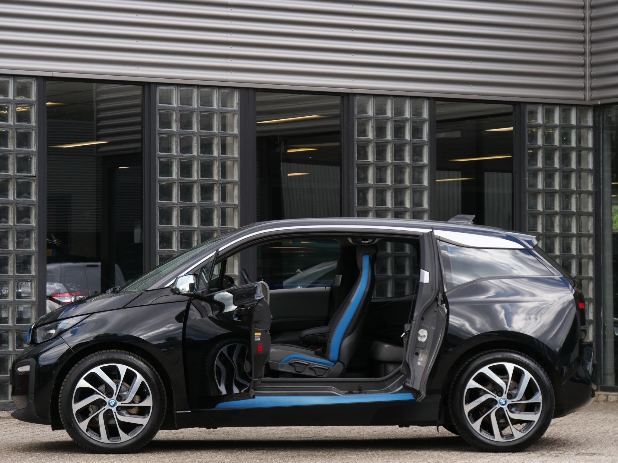 BMW i3 42kWh/ WARMTEPOMP/ CAMERA/ PDC V+A/ DAB/ SOH 87%, Automaat, 4 stoelen, 258 min, Zwart