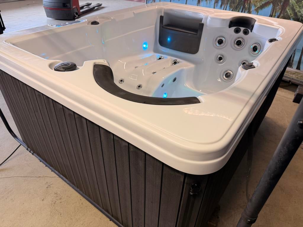 Silverspa 3 persoons configuratie Sterk 230V, Tuin en Terras, Bubbelbaden en Hottubs, Ophalen, Zo goed als nieuw, Filter