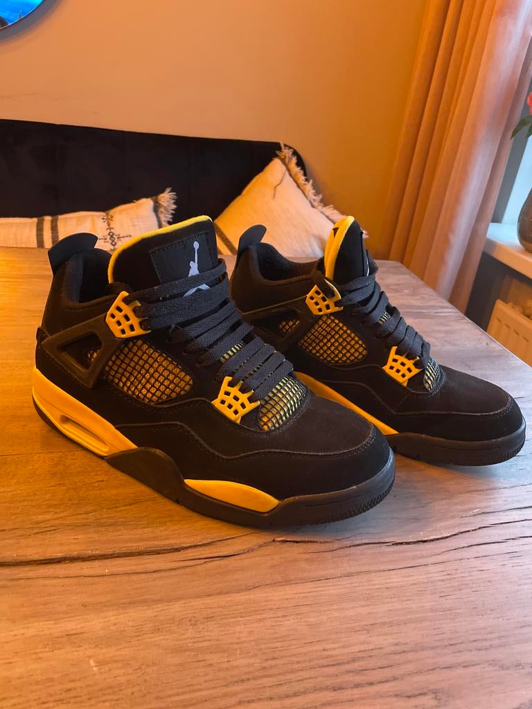 Nike Jordans 4 Yellow Thunder - Zo goed als nieuw (maat 43), Ophalen of Verzenden, Zo goed als nieuw, Overige kleuren, Sneakers of Gympen