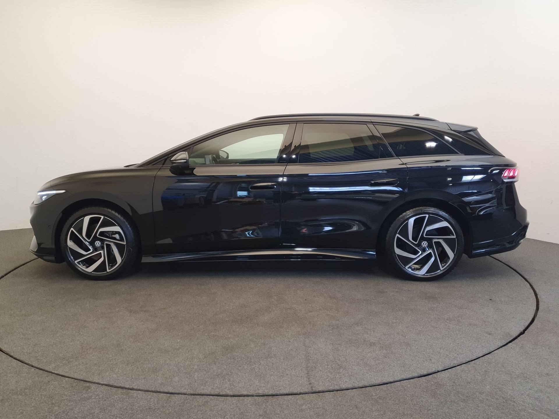 Volkswagen ID.7 Tourer Pro S 86 kWh 286pk Wegklapbare trekha, Auto's, Automaat, Achterwielaandrijving, Gebruikt, Zwart