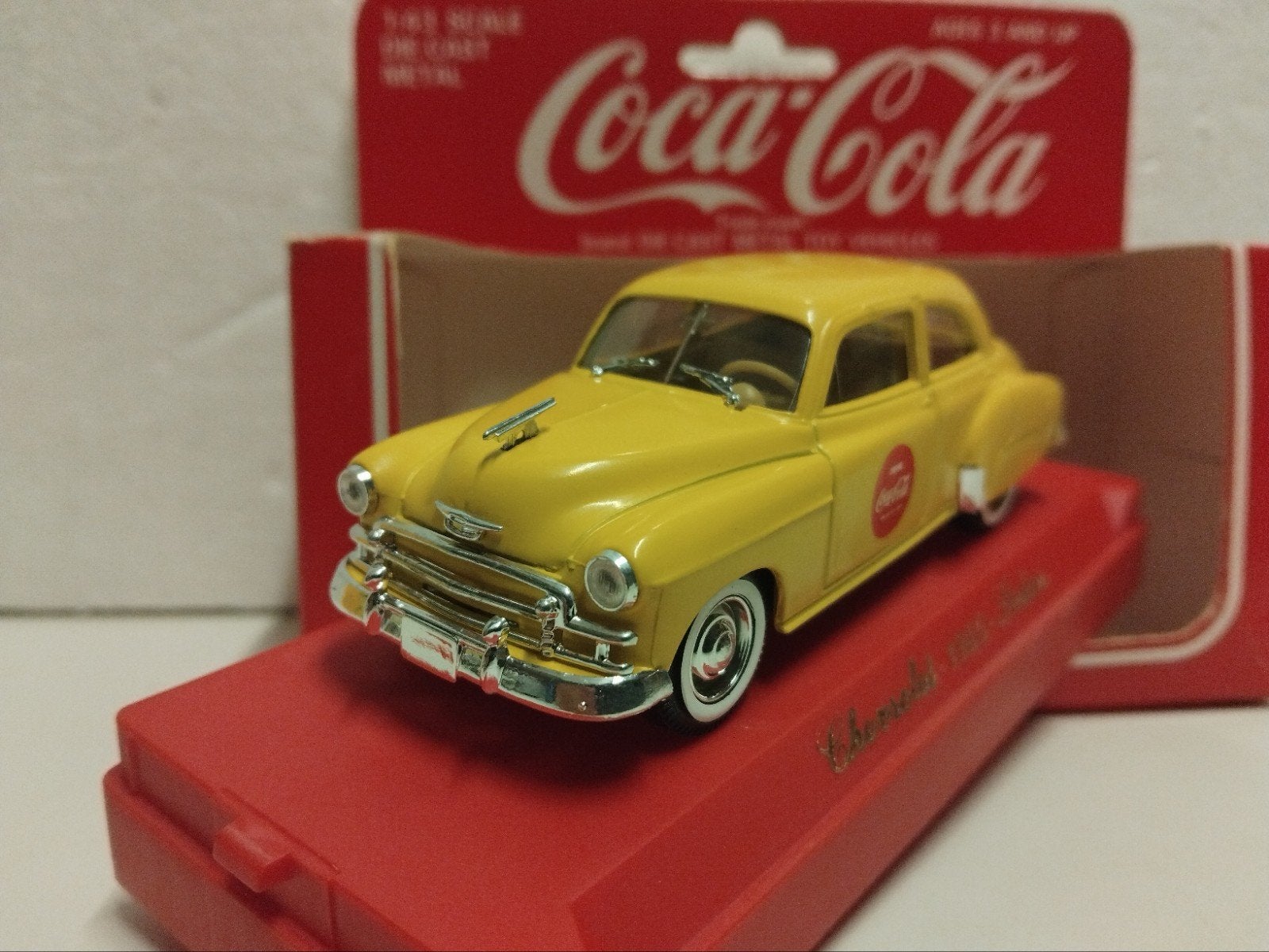Coca Cola Solido 1:43 Chevrolet 1950 sedan geel  boxed, Hobby en Vrije tijd, Ophalen of Verzenden, Zo goed als nieuw, Auto, Solido