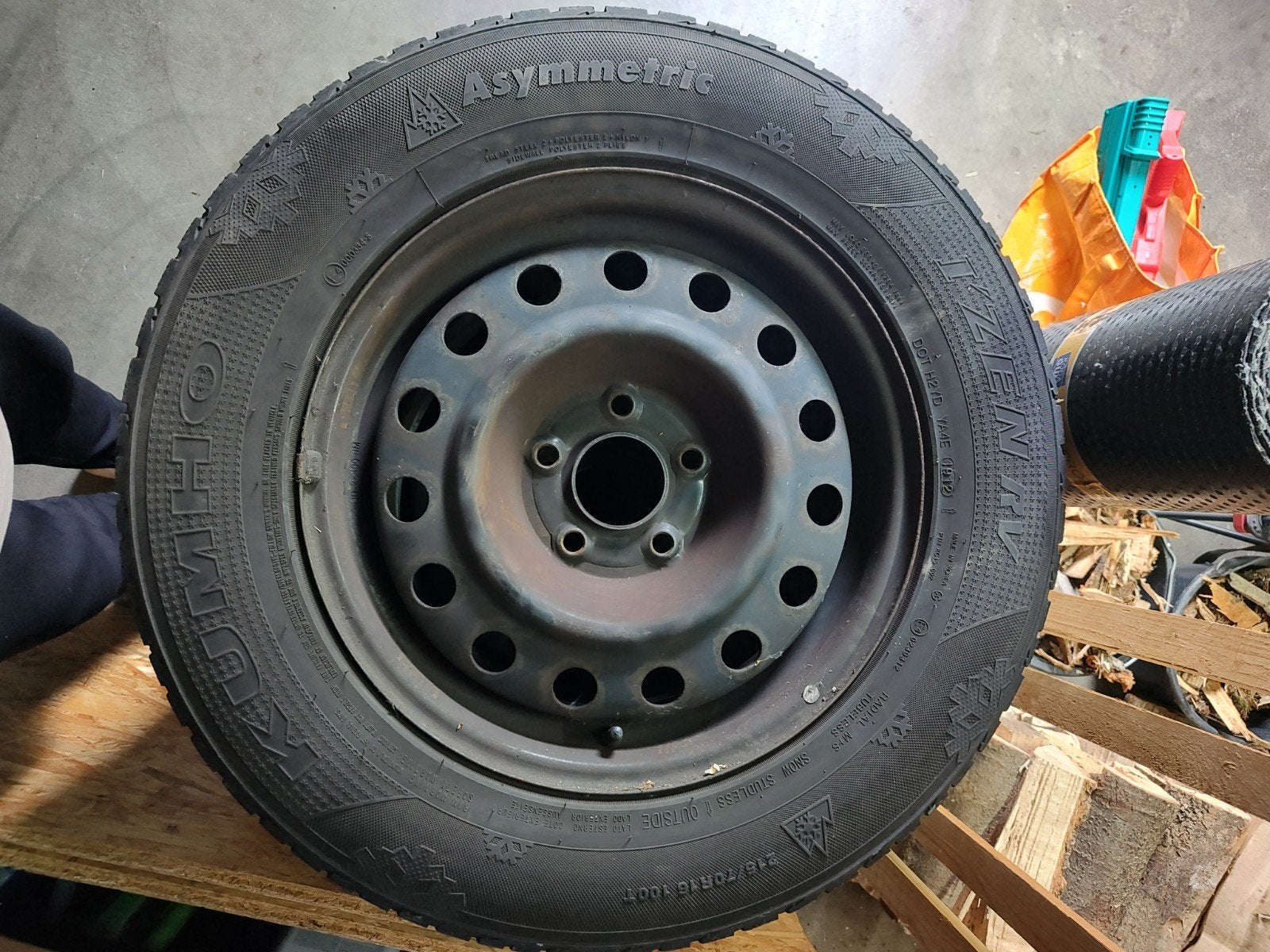 Winterbanden setje kumho 215/70/r16 stalen velg+wieldop, Auto-onderdelen, Ophalen of Verzenden