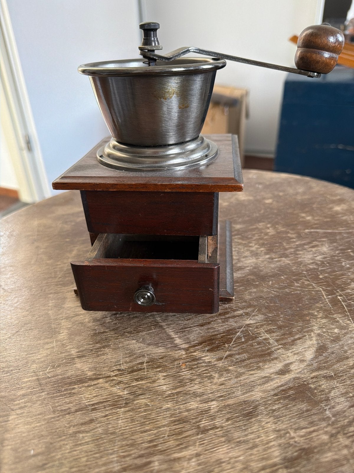 Vintage handmatige koffiemolen, Ophalen