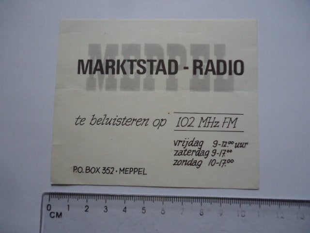 sticker oud PIRAAT Marktstad radio Meppel piraten zender, Verzenden, Zo goed als nieuw, Bedrijf of Vereniging