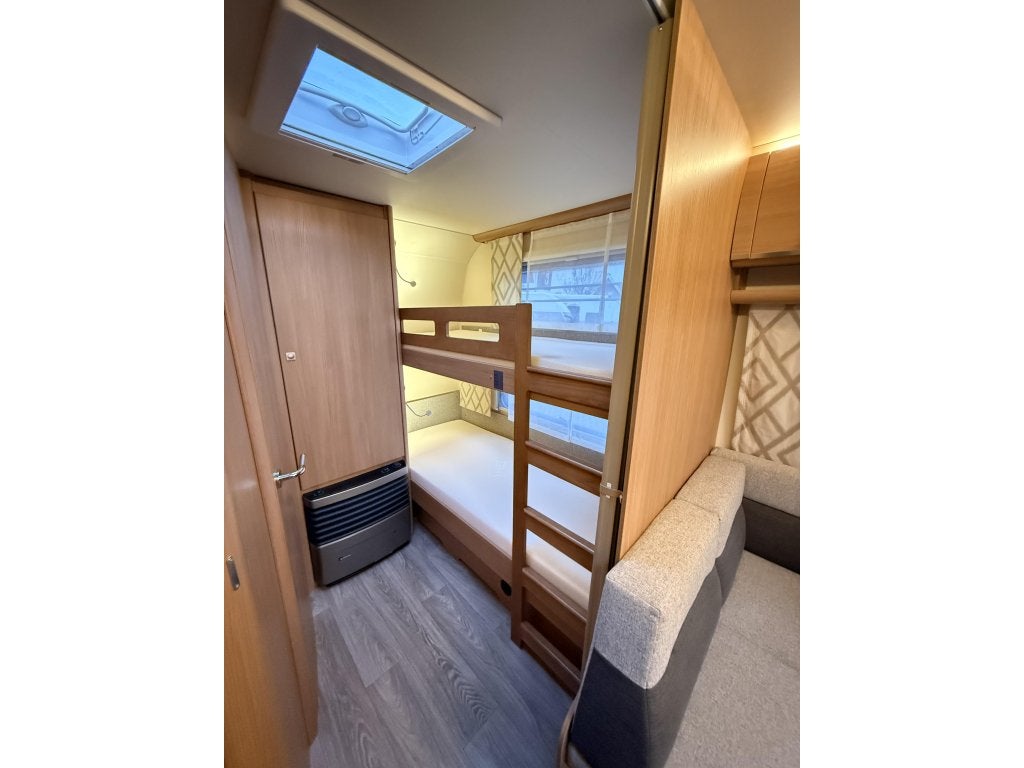Fendt Saphir 560 SKM 2021 Mover 2000KG Stapelbedden Douche, Caravans en Kamperen, Caravans, Rondzit, Bedrijf, Schokbreker, Tot en met 6