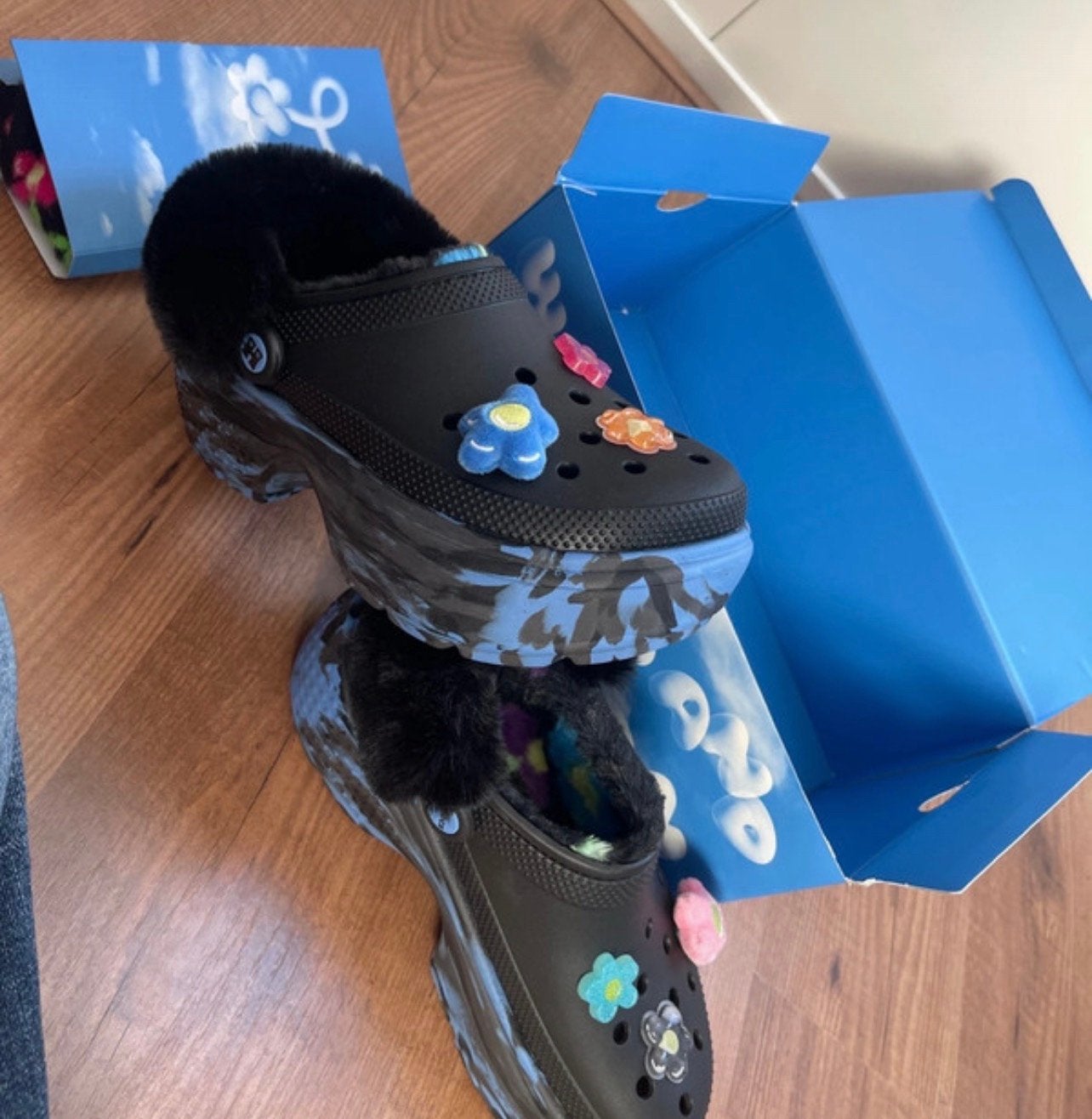 Nieuwe Crocs x Happy Socks gevoerde klompen, Kleding | Dames, Ophalen of Verzenden, Nieuw, Zwart, Slippers