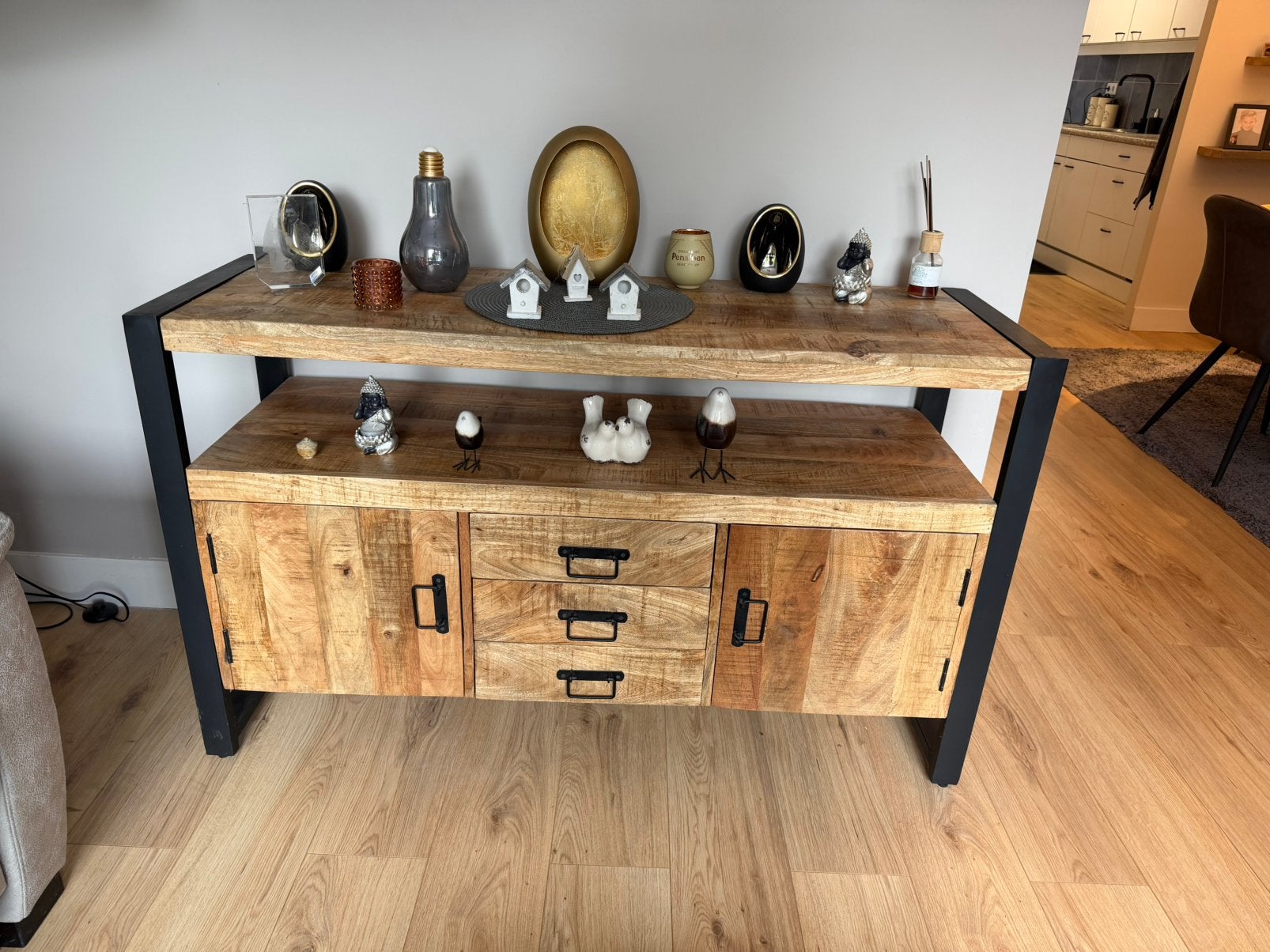 Mooie mango houten dressoir kast, Huis en Inrichting, Kasten | Dressoirs, Ophalen, Teakhout, Zo goed als nieuw, 25 tot 50 cm