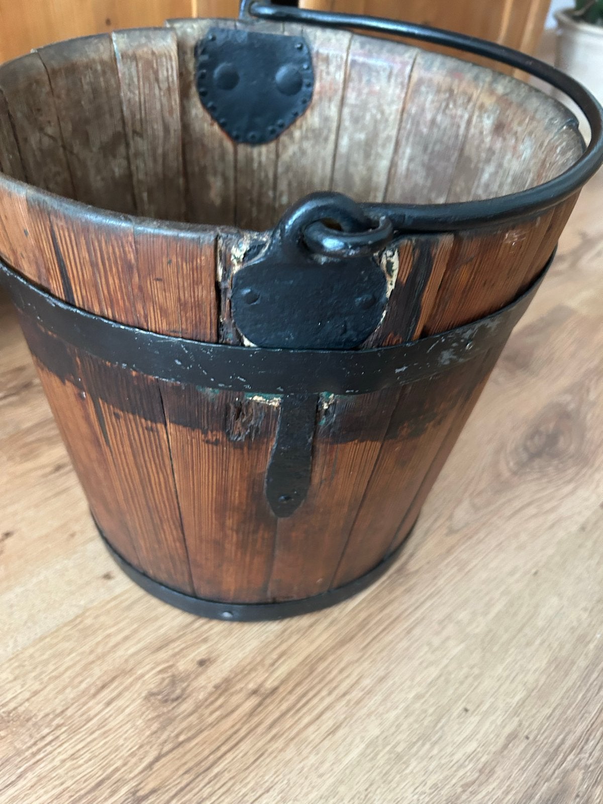 Antieke houten emmer met metalen banden en handvat, Ophalen