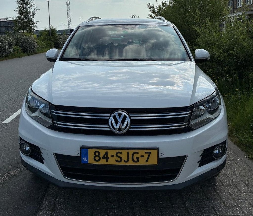 Volkswagen Tiguan 1.4 TSI 90KW BMT 2011 Wit, Auto's, Zwart, 4 cilinders, Origineel Nederlands, 75 €/maand