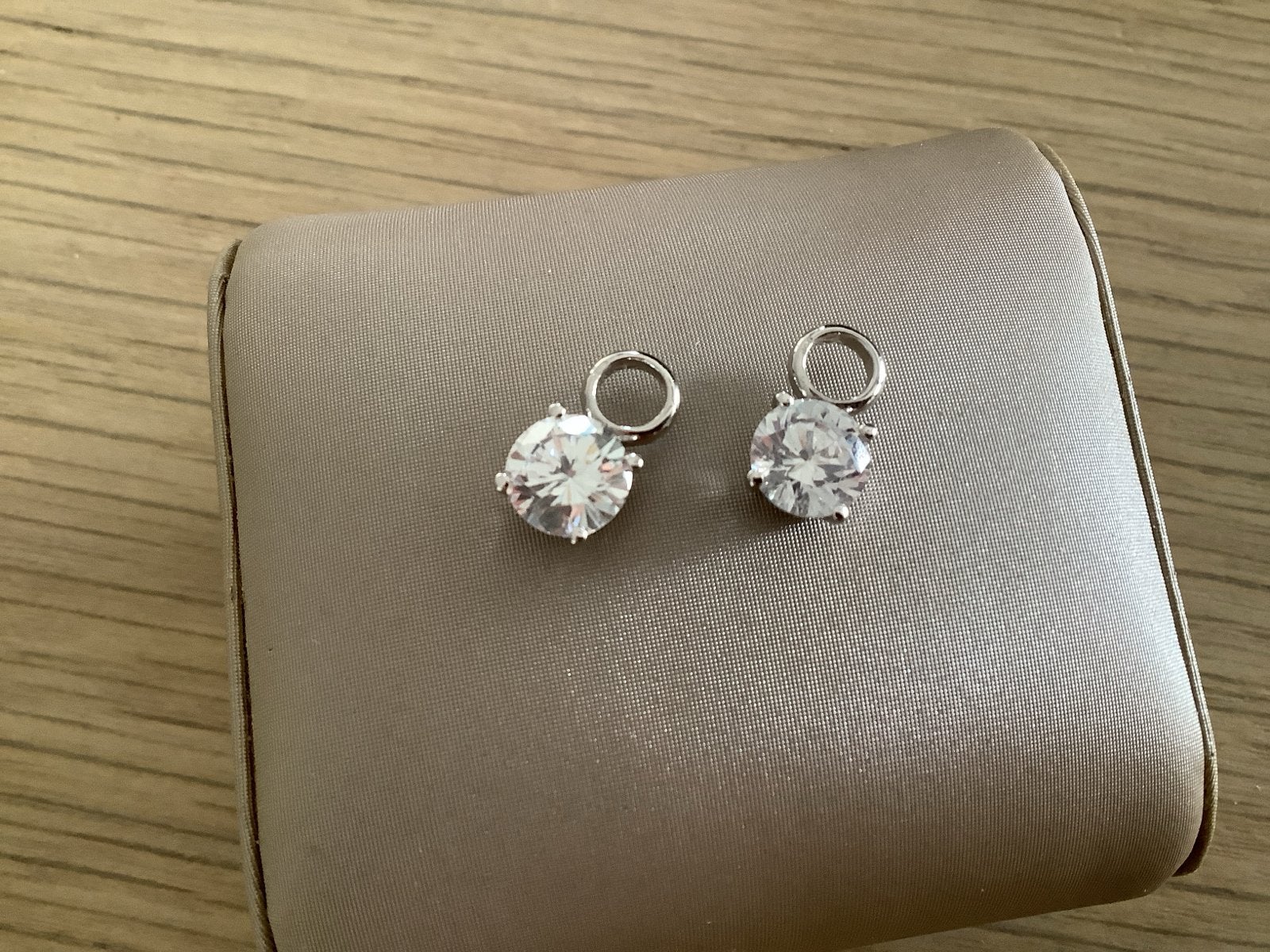 Blush oorbel hangers witgoud, Overige merken, Ophalen of Verzenden, Zo goed als nieuw, 2 of 3 bedels